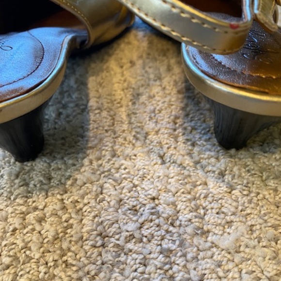 Soft Style by Hush Puppies Gold Slingback Heels with Bow – Size 8.5M - Picture 3 of 5